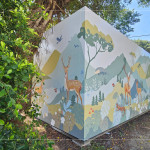 彩繪在貨櫃屋的圖案，連結台灣在地物種穿山甲、山椒魚、藍鵲等，以及象徵守護沙鹿的梅花鹿，色彩與自然相互呼應，為空間注入生命的氣息。