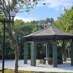 明秀公園中央的八角亭，風格配合亭裡的石頭座椅，選用西班牙進口祖母綠磁磚，藉由加重柱子的顏色，讓整體看起來更穩重。