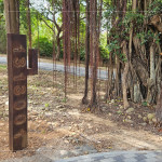 《1313001/所在》由兩位藝術家-許芝綺、張婷雅攜手創作，以「寫生」為起點、金屬為筆，感受大自然與土地，將每一次的觀察與體驗，化為細膩的記錄。