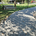 步道更新成高壓透水磚，透過美學及無障礙環境設置，解決公園高低差現象及舖面材料不連續的問題，同時利用透水磚設計，有效解決積水、防滑問題，不僅美觀、環保且易於維護與修復。