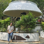 外觀獨特的蘑菇亭，由藝術家-張婷雅 創作金屬鐵件雷切藝術裝飾，從大自然的種子、葉子及植物汲取靈感，在花圃表面裝飾，彷彿被大自然環抱。