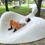 《樹下教室》由陶塑藝術家-許芝綺創作，採用葉子的線條、大自然的曲線及枯葉的造型，彷彿是地面生長的島嶼，一葉方舟的曲線座椅，躺臥其中靜靜感受老榕樹下的自然綠意和光影季節。