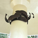 蘑菇亭內上方，由藝術家-張婷雅 創作，以金屬環繞的藝術品點綴，靈感來自年輪、巢穴的形狀，夜裡燈光落下，更為這座涼亭增添一抹優雅與靜美。