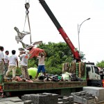 發動大型吊車，為了讓藝術品完美落地，簡福榮總經理(右一)嚴陣以待。