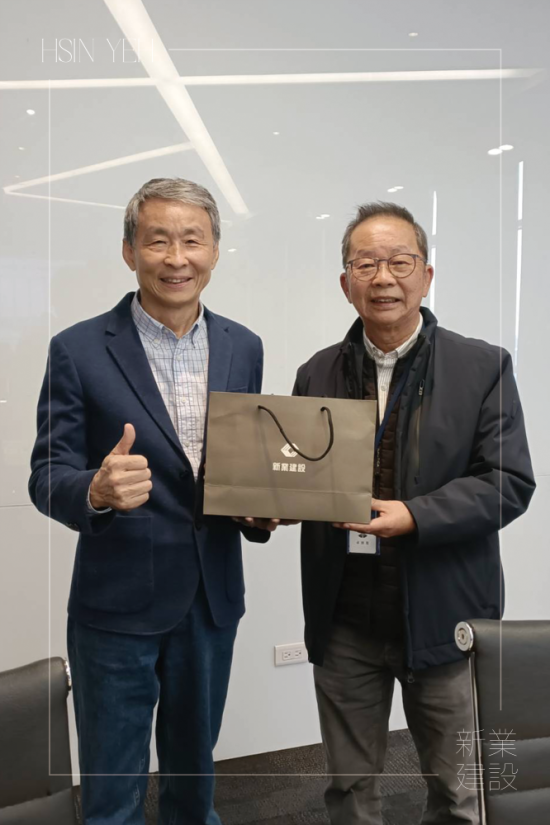 感謝維夫拉克熱情的接待及專業解說，參訪尾聲，致贈禮品表達誠摯謝意。(圖左-維夫拉克董事長連智民、圖右-新業建設董事長卓勝隆)