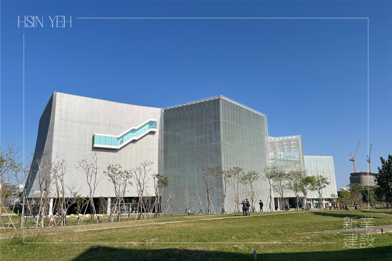 這座由普立茲克獎得主 SANAA 建築師事務所（妹島和世、西澤立衛）操刀的「臺中綠美圖」，不僅是全臺首座將美術館與圖書館結合的「雙館共構」地標，更被譽為一座坐落於中央公園的「文化森林」。