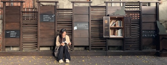 秋風颯颯，落葉如雨，晚霞的暖陽也窩進書亭裡。陽光曬得肌膚格外舒服，就像貓依偎在腳邊，不吵也不鬧，給足自己與作者對話的空間。