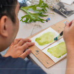 將化學藥劑塗抹於水彩紙上，藍晒創作的序幕悄然展開。