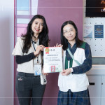 邀請25位苗栗家扶中心的大小朋友入廳觀影，透過這場小小的公益行動，築起一份溫暖的陪伴；圖右一為家扶中心李甄芳督導，感謝新業分享公益席位。