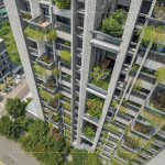 『大塊森鄰』是新業首座垂直綠化建築，也是台中首座宜居建築，規劃以四季為主題的挑高綠化陽台，將水景、石材、草地串聯室內外，讓戶外綠意融入日常，成功營造一座都市綠洲。(圖為新業大塊森鄰實景)