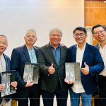 新業建設創辦人-穆椿松(中)受邀出席2025年12月「建築師開發商」論壇，會後分享新業最新出版的「KIUTSU 起厝」雜誌給在座建築師。