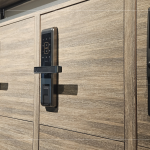 新業全面採用維夫拉克電子鎖，依據不同建案規畫，提供指紋、密碼、感應卡及鑰匙四種開啟模式，且門鎖通過台灣防火認證，在追求智慧科技的同時，也兼顧安全防護。