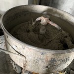 在職人大展身手前，先將石子材料與石泥按比例混合，是重要的事前作業。