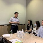 新業建設邱正光副總經理(圖中)，勉勵夥伴們精進自我，也不吝分享自身對工作的態度與心得，使新進的生力軍們獲益良多。