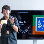 藍晒藝術家-許翰殷，以藍晒法教學引導，結合自然媒材與負片創作，帶領住戶製作獨一無二的明信片。 