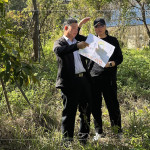 即使是一棵樹的規劃，也需方方面面、適居適所，為社區打造自在森活的綠意空間。(圖左為新業建設總經理-簡福榮、圖右為國際金獎建築師-楊家凱)