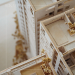 建築人透過建築模型推敲比例、光影，建構生活輪廓，每個細節都藏著對未來的想像，縮小的是尺度，放大的是對生活的嚮往。