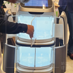 「電梯配送機器人」機身設計圓潤可愛的流線型，內部可調整2至4個獨立隔間，且具備自行搭乘電梯的能力，讓住戶在家即可領取物品。