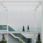 連結美術館、圖書館的「文化之森」，半開敞的屋頂與細緻的金屬濾網過濾了日光，讓視線隨之延伸至窗外的中央公園。模糊建築與森林的邊界。