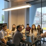 每一位新進正聚精會神地聆聽，希望能更透徹了解新業建築、設計、銷售、營造、客服、深耕家族，全方位的服務與落實。