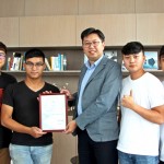 朝陽科技大學畢業生致贈感謝狀，感謝新業歷年對於畢業展的回饋與贊助。
