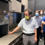 新業卓勝隆董事長帶領職人團隊廚具選品，除了外觀的整體適配性，材質是否不易沾附油汙、易於清理；動線流暢、備料及下廚的檯面寬廣，發揮廚藝一氣呵成，是新業職人所追求的餐廚美學。