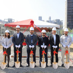 新業建設 穆椿松 創辦人(左四)、卓勝隆 董事長(右四) 偕同新業職人團隊，於3/21吉日一同為【新業V＆A】揭開序幕。