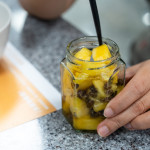 利用「鹽巴防腐、麴菌提鮮、乳酸帶酸」的黃金三角組合，把原本不容易存放的鳳梨，變成越陳越香的萬能調味醬！