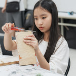 從桌面保護到手作材料，善用生活中的素材，例如木板邊角料、包裝用帆布袋等，讓大小朋友都能輕鬆參與，一起成為減廢藝術家。