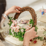 浪漫優雅的粉色花色，其中以粉色繡球、迷你玫瑰最為不同，每款花材散發著淡雅的香氣，乾燥花作為花材，更可長期保存。