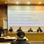 邀請台灣建築典範的建築師、產業領袖，共同展開一場「從設計到產業、從開發到生活」的跨界對話，將捷集團-林莉婷執行長(左一)、半畝塘-江文淵建築師(左二)、新業建設-穆椿松建築師&創辦人(中)、開務建築-龔瑞琦建築師(右二)、元根建築工房-吳武易建築師(右一)。