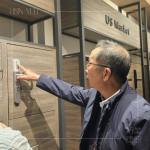 新業建設董事長 卓勝隆 實際操作電子鎖，從使用手感到功能細節深入體驗，重視住戶的居家安全與品質。