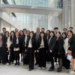 新業建設觀摩之旅，來自不同領域的主管同仁們，親身感受這座世界級地標，將大師對空間通透性與環境共生的思維，轉化為未來打磨建築品質的靈感。(圖中為穆椿松名譽董事長&創辦人)