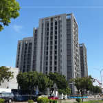 230戶森活宅，垂直綠化的建築設計，不與大地爭豔，追求現代建築形隨機能的精煉。