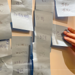 透過課間互動，與各部門主管探討『新業員工應具備的能力或條件』，『主動、積極、樂觀』的理念，時常深刻烙印在每位新業夥伴心中。