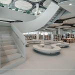 圖書館主打「開放、共享、生活化」，館內設有「迴風書架」，利用空氣循環原理，改善室內空氣流通，兼具美觀與功能性。