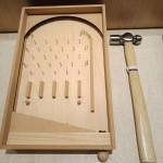 除了室外充滿文藝與悠閒氣息的市集，【新業宜家】內也舉辦「親子手作彈珠台活動」，讓親子同樂互動。不僅能從中體驗到手作樂趣，也能培養孩子的耐心，並從手邊的材料開始，循著邏輯逐步掌握一項物品組裝的原理。