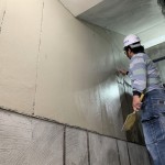 職人一遍一遍的在建築立面抹開，事先的預留溝縫也是門學問。