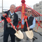 新業建設-創辦人 穆椿松(左)與董事長 卓勝隆(右)，一同出席典禮，保佑往後施工過程平安，奠基順利！