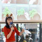 再次攜手 ＃蒔嚐花藝 shibashiba florist，帶領手綁半月型聖誕花圈，將這一年的珍藏，編織成一圈圈的溫柔。