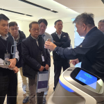 透過手機APP連結智慧住宅系統，可遠端設定門禁、電器控制與接收訊息推播等功能，打造更多元的智慧居家環境。