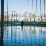 廳中央的鏡面水池不只是裝置藝術，更形成天然的室內溫控系統。利用水體與挑高空間的風力流動，自然調節室溫，讓這座開放空間待起來更加舒適通透。