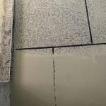海綿擦拭前(下)後(上)的對比，讓隔著層層水泥的石子掀開神秘的面紗，重見天日。