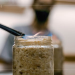 封罐前最後儀式，透過火焰高溫殺菌，為歲月的釀造揭開序幕，讓時間與微生物在無瑕的環境中，慢慢交織出專屬的風味。