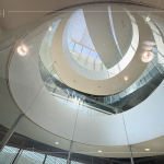 從文化之森垂直延伸的天井，創造出「室內與戶外」交錯的層次感，形成獨特的光影效果。