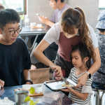 一道道餐點慢慢遞上，吃著不同的糕餅，聽著不一樣的人情故事。
(圖右一為林金生香第五代_林宜勳與她的女兒)