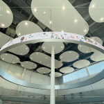 數位光境區裡的環形 LED 螢幕—漫遊洞，打破了書本與藝術的界線。無論是來找書還是看展，數位內容就像一座橋樑，穿梭在文字與藝術之間。