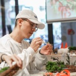 以保麗龍膠黏貼各類花材，自行拼貼妝點，可黏在花材底部，讓花材呈現斜45度角，營造花圈的立體感。