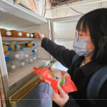 協助長輩將年菜放進冰箱冷凍，採真空包裝，方便同時又兼顧營養，陪伴長輩迎好年。