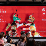 影窗中，戲偶躍然而上，跟著＃傳承百年 工藝師傅，看皮影聽故事，藉燈取影，述說代代相傳故事。